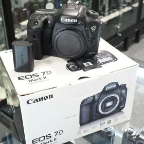 【全品ポイント10倍！要エントリー】キヤノン Canon デジタル一眼レフ EOS 7D Mark II 【中古】