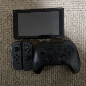 Nintendo Switch 本体とプロコントローラー
