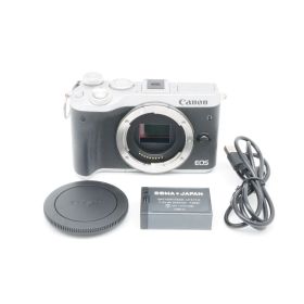 画面に細かな擦れがあります。バッテリーに直接ケーブルを繋げて充電できます。■極上品■ CANON EOS M6