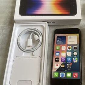 iPhone SE 第3世 64GB・100% フリー 新品に近い状態です。