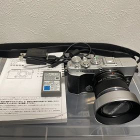 OLYMPUS PEN E-P7ボディと単焦点レンズ25mmのセット