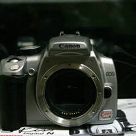 ショット数8000程度 Canon EOS kiss digital N 充電器 バッテリー５つ 純正レンズ ＣＦカード