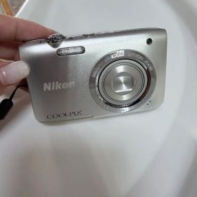 美品 Nikon ニコン COOLPIX A100 シルバー デジカメ