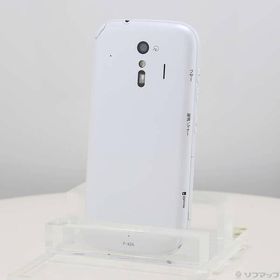 〔中古〕FUJITSU(富士通） らくらくスマートフォン 32GB ホワイト F-42A docomoロック解除SIMフリー〔305-ud〕