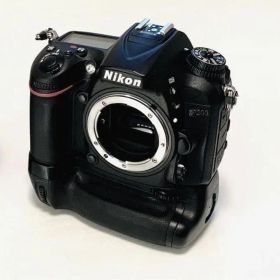 ◎撮影数220回以下☆Nikon D7200ボディMB-D15マルチパックセット