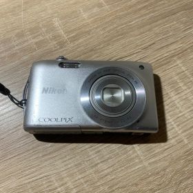 9481 Nikon COOLPIX S3300 シルバー デジカメ ジャンク品