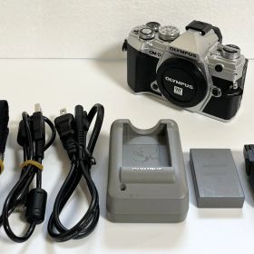 【シャッター回数約17350】オリンパス OLYMPUS ミラーレス一眼カメラ OM-D E-M5 Mark III ボディ [シルバー] 【中古】【良い】【26800657290704】