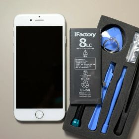 【新品バッテリー付属】iPhone 8 Silver 64GB SIMフリー