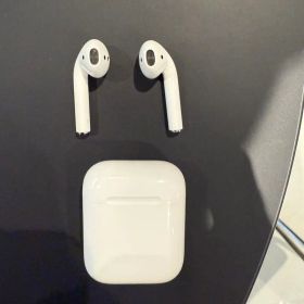 AirPods 第2世代 MV7N2J/A (充電ケース付き) 新品 3,080円 中古