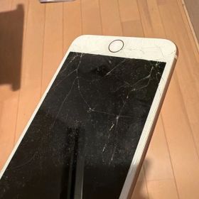 iPhone8プラス画面ひび割れあり 色はローズゴールドです。