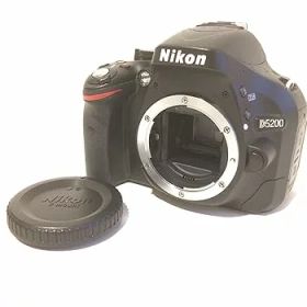 【中古】Nikon デジタル一眼レフカメラ D5200 レンズキット AF-S DX NIKKOR 18-55mm f/3.5-5.6G VR付属保証なし ブラック D5200LKBK