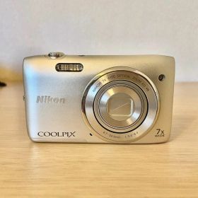 【中古】 Nikon デジタルカメラ COOLPIX S3500 光学7倍ズーム 有効画素数 2005万画素 クリスタルシルバー S3500SL 当店保証30日間 人気 ミラーレス 一眼レフ 交換レンズ カメラ
