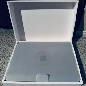 M2 MacBook Air 13.6インチ