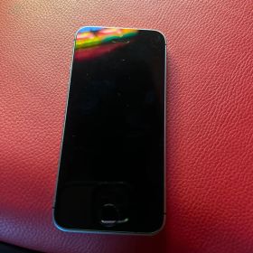 Apple iPhone SE 本体 詳しいことはコメントて説明いたします。