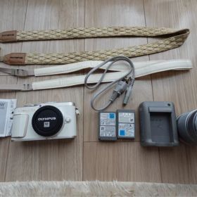 OLYMPUS PEN E-PL10 ホワイト 望遠レンズキットバッテリー付き