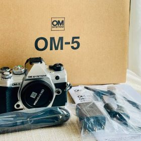 OM SYSTEM OM-5 本体 シルバー ミラーレス一眼 撮影枚数1100枚