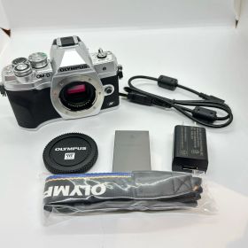 【全額返金保証】【最速発送】OLYMPUS デジタル一眼 OM-D E-M10 Mark IV シルバー ボディ 美品 動作確認済