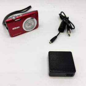 【中古 動作確認済】 Nikon デジタルカメラ COOLPIX A100 光学5倍 2005万画素 レッド A100RD カメラ デジカメ 入学式 入園式 卒業式 卒園式 歓迎会 送迎会 自撮り セルフィー 花見 旅行 ブラブラ 思い出 想い出 日常 Vlog カメラ男子 カメラ女子