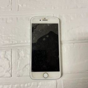 Apple iPhone 7 A1779 シルバー 本体