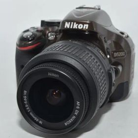 260468★極上★Nikon デジタル一眼レフカメラ D5200 レンズキット AF-S DX NIKKOR 18-55mm f/3.5-5.6G VR付属 ブロンズ