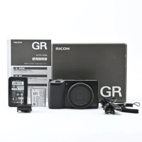 ＜美品＞ RICOH GR IIIx｜高級コンパクトデジタルカメラ｜シャッター数1,767枚｜外観新品同様｜元箱付き｜小汚れ・極小塗装はがれあり