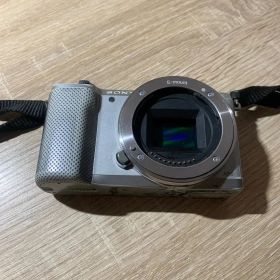 1628 Sony α5000 シルバー 動作確認済み デジカメ【コ】