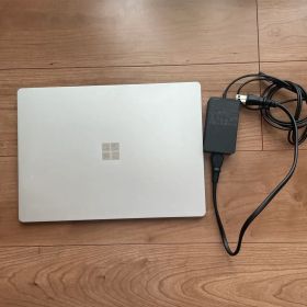動作品 初代 Microsoft Surface Laptop 本体➕充電器
