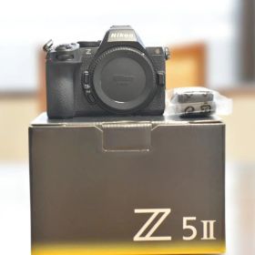 Nikon z5ii 本体 ミラーレス一眼 元箱と保証書あり