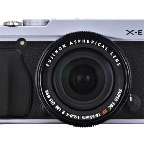 【中古】【非常に良い】FUJIFILM ミラーレス一眼カメラ X-E1 レンズキット ズームレンズ付属 シルバー X-E1/XF18-55 SET S