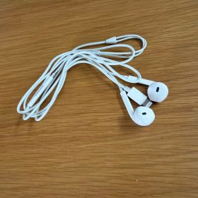 Apple EarPods Lightningコネクタ ホワイト￼