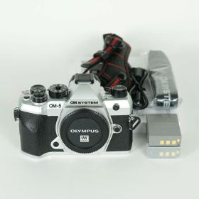 [美品 | シャッター数950回｜バッテリー2個付] OM SYSTEM OM-5 Mark II ボディ シルバー | マイクロフォーサーズマウント