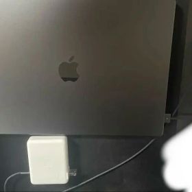 ほぼ新品 MacBook Pro M5プロチップ16インチ 24Gメモリ 1T
