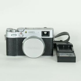 [美品 | シャッター数2,000回] FUJIFILM X100V シルバー | コンパクトデジタルカメラ