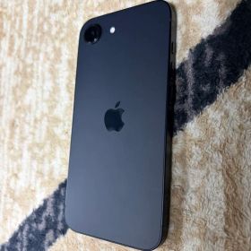 【美品】Apple iPhone 16e 256GB 本体 ブラック