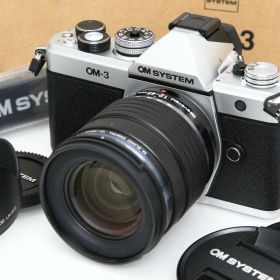 【中古】【美品】OMシステム OM SYSTEM OM-3 12-45mm F4.0 PRO レンズキット CA01-R6966-4B5 マイクロフォーサーズ 5軸手ブレ補正 EVF 標準ズーム レンズ付き セット 中古