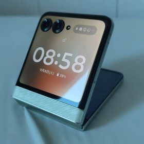 美品！Motorola razr 60d M-51F 折りたたみスマホ