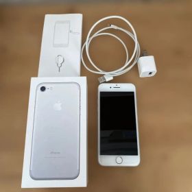 付属品完備/SIMフリーiPhone 7 32GB シルバー バッテリー84%