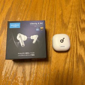 Anker soundcore Liberty Budsケース&イヤホン（右）