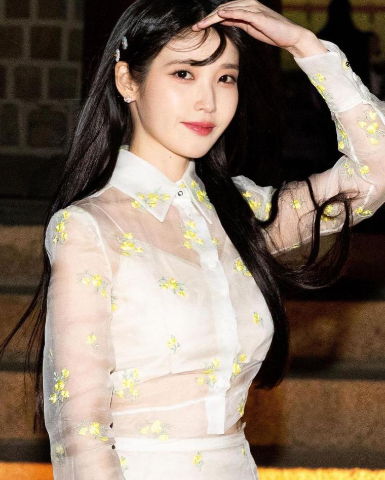 화이트 시스루 꽃무늬 원피스 아이유 은근한 몸매라인