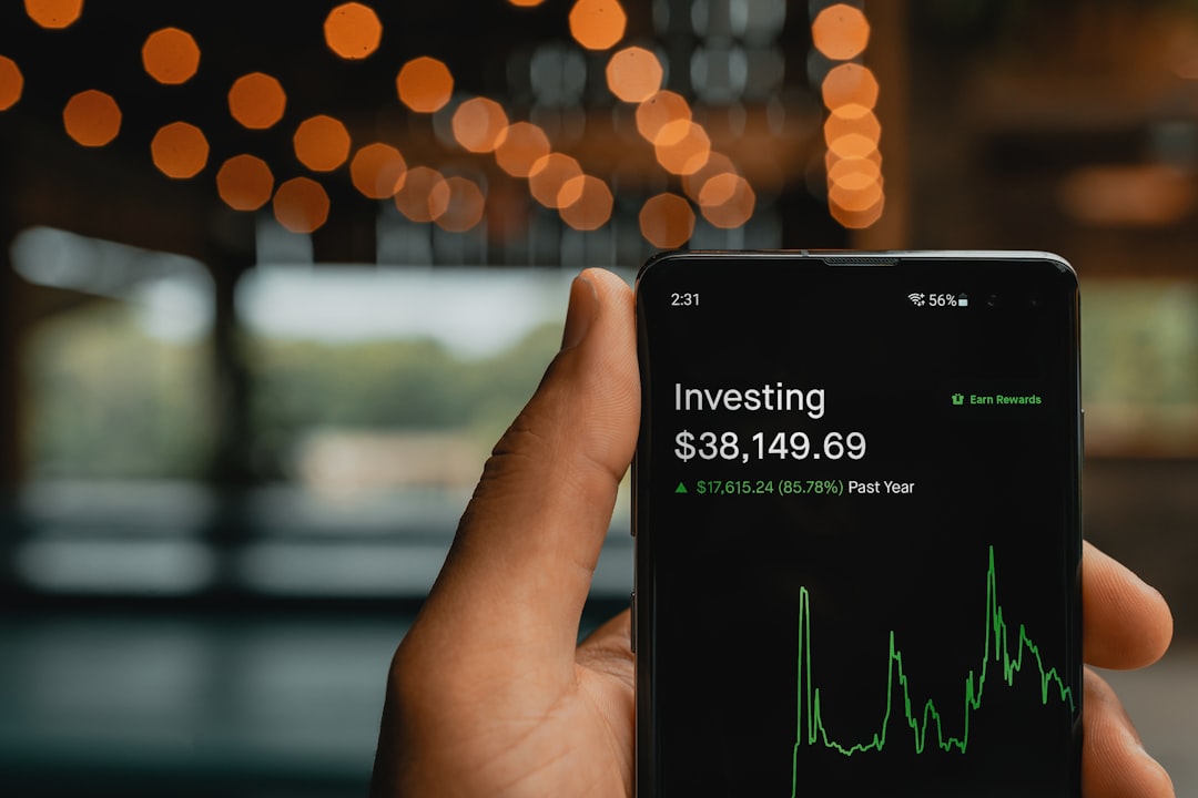 perbedaan investasi dan trading saham