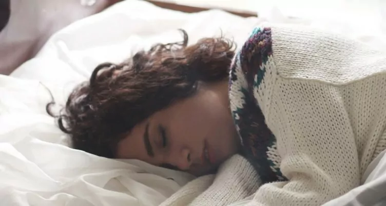 A BEGINNER’S GUIDE TO AUTOPHAGY, THE REAL WAY TO DETOX YOUR BODY 6 Woman sleeping