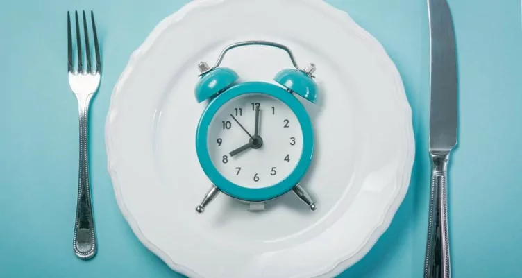 A BEGINNER’S GUIDE TO AUTOPHAGY, THE REAL WAY TO DETOX YOUR BODY 4 Clock on white plate