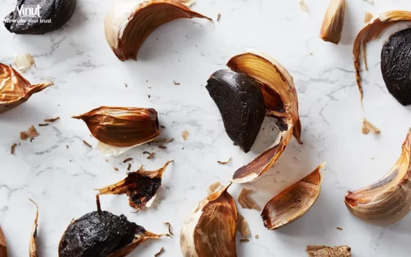 VINUT_Garlic bulbs can vary in size and color, with white, purple, and even black varieties available. VINUT_Garlic bulbs can vary in size and color, with white, purple, and even black varieties available.