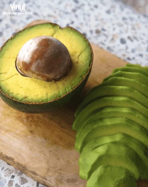 VINUT_he texture of the avocado’s skin is typically smooth, with a slight sheen