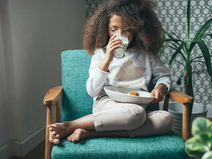 Should You Drink Milk Before Bed? 2 Should You Drink Milk Before Bed?