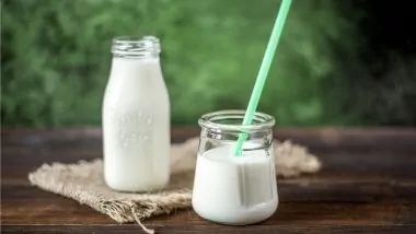 Should You Drink Milk Before Bed? 3 Should You Drink Milk Before Bed?