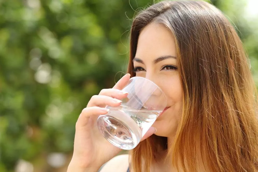 Should You Drink Water First Thing in the Morning? 3 Should You Drink Water First Thing in the Morning?