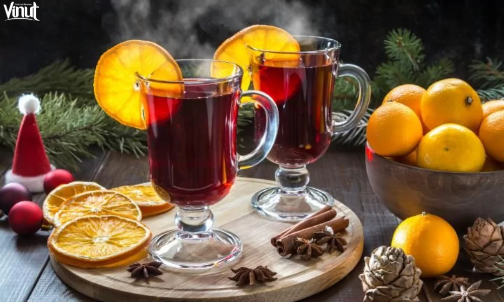 Hot Drinks for Christmas: Cozy Up with These Festive Delights 3 VINUT_Mulled Wine: A Spicy Christmas Tradition