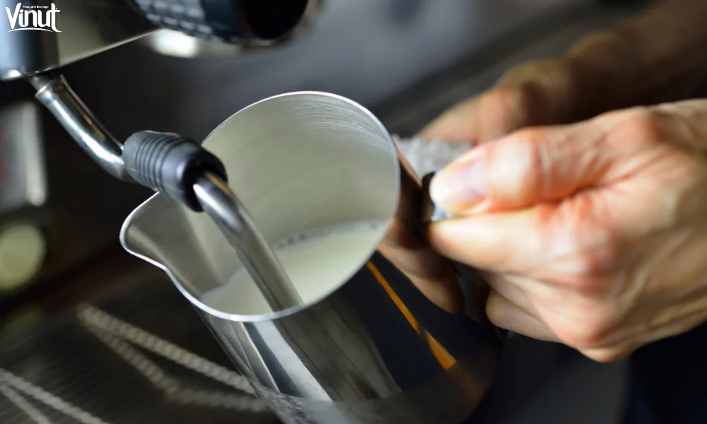 How to Make a Latte Coffee? 4 VINUT_Steamed Milk