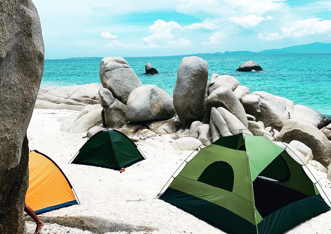 Camping trên bãi biển (nguồn: glamptrip.vn)